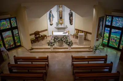an overhead view of a church with benches and a altar at Dom rekolekcyjny Vincentinum in Krzeszowice