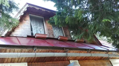 a window on the side of a house at oBłędny Domek in Zawoja