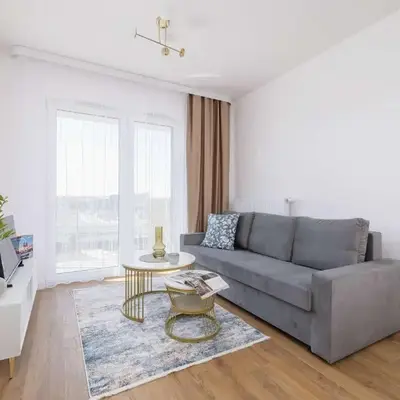 Jasny Apartament z Umeblowanym Balkonem w Krakowie Blisko Stawu by Noclegi Renters