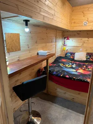 a room with a bed and a desk in a cabin at pokój kapsułowy #3 centrum in Kraków