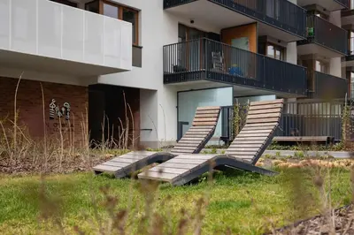 a group of steps in front of a building at Nowoczesny Apartament w Krakowie z Klimatyzowanym Salonem Dwa Miejsca Postojowe by Noclegi Renters in Kraków