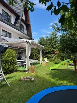 a backyard with a table and a green slide at Wolna chata in Zubrzyca Górna