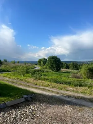 a dirt road in the middle of a field at Wiejska Przystań blisko Energylandii in Po”łwieś