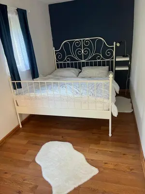 a white crib in a room with a rug at Wiejska Przystań blisko Energylandii in Po”łwieś