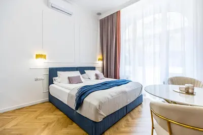 a hotel room with a bed and a table at BoB Elite - Bonerowska in Kraków
