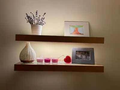 a shelf with two glasses and a picture and a vase at Krakowskie Malediwy in Kraków