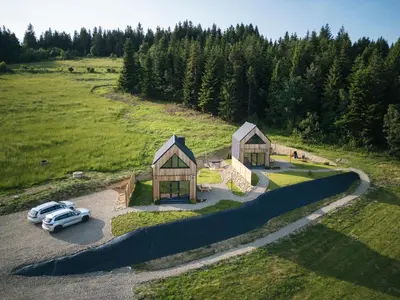 an aerial view of a house with a car parked in the driveway at Łyse Stodoły in Mordarka