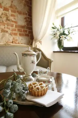 a table with a tea pot and a pie on it at Hotel Dwór Kościuszko in Kraków