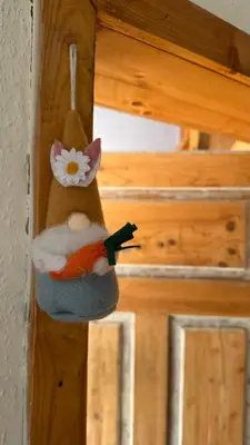 a bird toy with a flower on a bird house at Chatka na Lipowych Wzgórzach in Marcówka