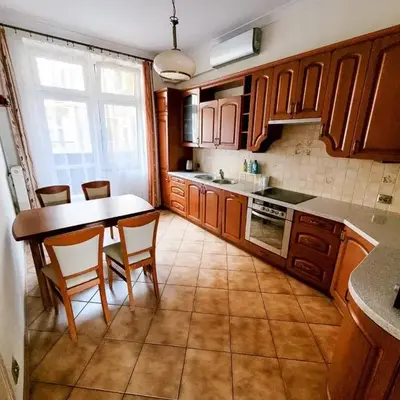 Quiet 4-bedroom Apartment Old Town