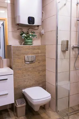 a bathroom with a toilet and a shower at Przytulny Apartament w centrum Rabki in Rabka