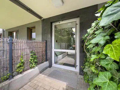 a front door of a house with a ivy at Apartament Śliwka w Krakowie in Kraków
