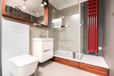 a bathroom with a toilet and a shower and a sink at Ekskluzywny apartament, Browar Lubicz, FREE Parking in Kraków