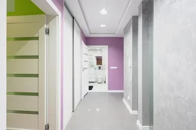 a hallway with purple and white walls and a room at Niepołomice, kwatery, nocleg, pokoje,kwatery pracownicze in Niepołomice