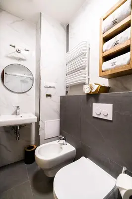 a bathroom with a white toilet and a sink at Klimatyzowany apartament Dworzec Główny Stare Miasto in Kraków