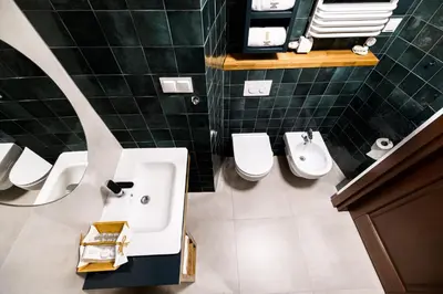 a bathroom with two sinks and two toilets at Klimatyzowany apartament Dworzec Główny Stare Miasto in Kraków