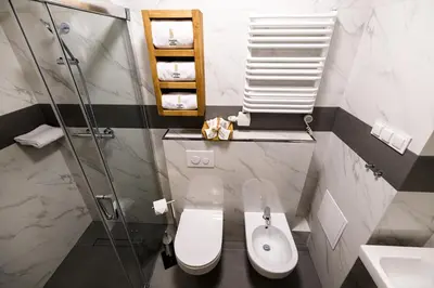 a bathroom with a toilet and a glass shower at Klimatyzowany apartament Dworzec Główny Stare Miasto in Kraków