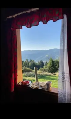 a window with a plate of food on a table at Samotnia w Górach Odludzie Domek in Ochotnica Górna