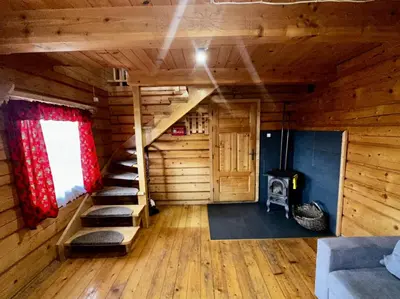 a room with a staircase in a log cabin at Samotnia w Górach Odludzie Domek in Ochotnica Górna