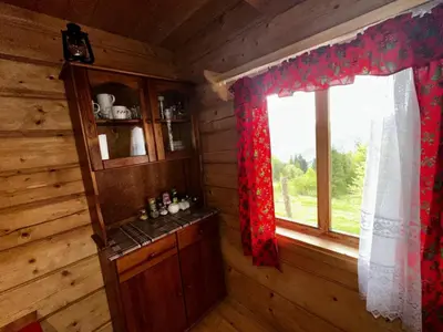 a room with a window in a log cabin at Samotnia w Górach Odludzie Domek in Ochotnica Górna