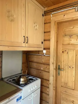 a kitchen with a stove and a tea kettle at Samotnia w Górach Odludzie Domek in Ochotnica Górna
