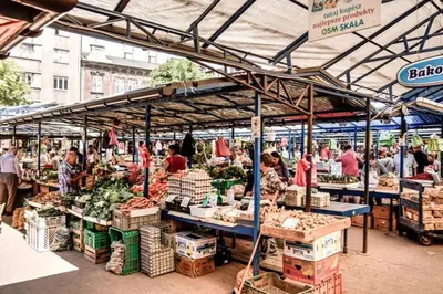 a produce market with people standing in front of it at Ekskluzywny apartament w centrum, Balkon in Kraków