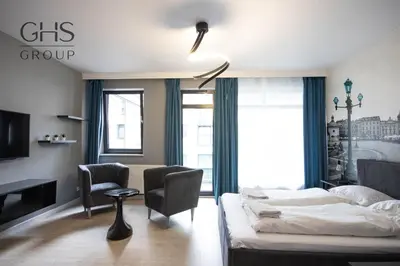 a hotel room with a bed and a chair at Ekskluzywny apartament w centrum, Balkon in Kraków