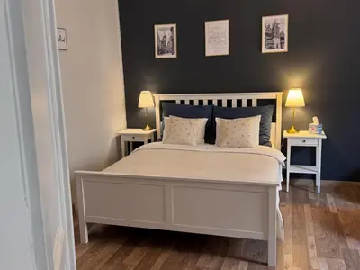 a bedroom with a bed and a couch at Topolova Apartament - Stare Miasto, 10 min od Rynku in Kraków