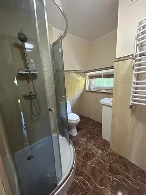 a bathroom with a shower and a toilet at Szumią Dęby - Marcyporęba in Marcyporęba