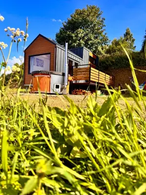 a house sitting on top of a field of grass at Horyzont Spokoju in Podobin