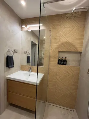 a bathroom with a sink and a shower at Nowy apartament Saska, z parkingiem in Kraków