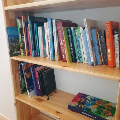 a book shelf filled with lots of books at Domek pod Skiełkiem in Łukowica
