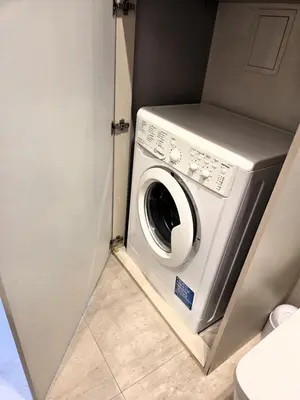 a washer and dryer in a small room at Kazimierz Art in Kraków