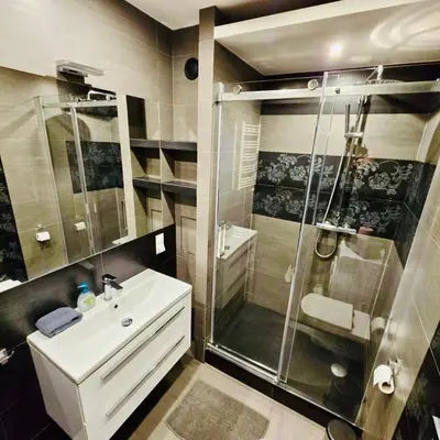 a bathroom with a shower and a sink and a toilet at Apartament w centrum miasta, bezpłatny parking in Kraków