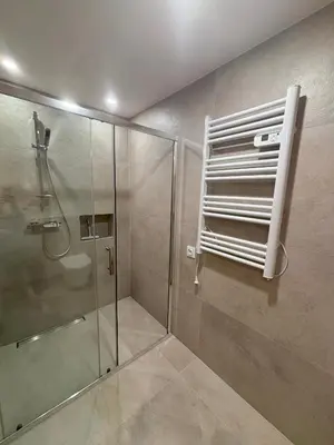 a bathroom with a shower and a glass shower stall at Apartament pod lasem 2 - przy szlaku na Turbacz, w pobliżu wyciągów narciarskich in Nowy Targ