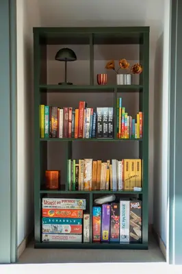 a book shelf filled with lots of books at Brzozowy Rożnów in Rożnów
