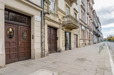 a house with a green door and a courtyard at Kraków Grzegórzki Deluxe Studio by BookingHost in Kraków