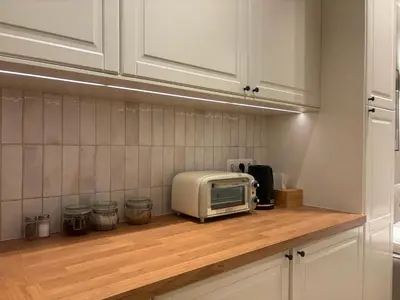 a microwave on a counter in a kitchen at Apartament Lea Garden in Kraków