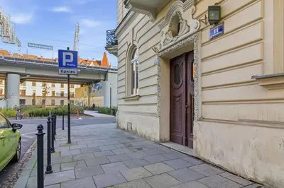 a parking sign on a sidewalk next to a building at Apartament Targowy by LookAp in Kraków