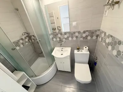 a bathroom with a toilet and a sink and a shower at Pstrak zyblikiewicza in Kraków