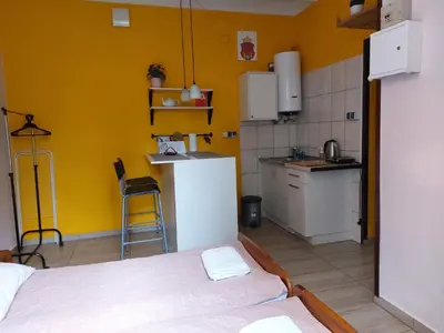 a small room with a bed and a kitchen at Apartament Różana przy ICE in Kraków