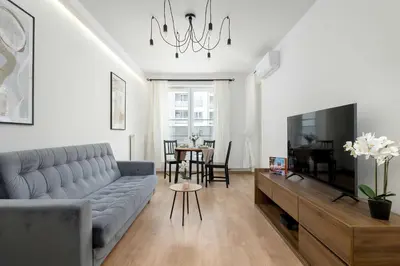 a living room with a couch and a flat screen tv at Klimatyzowany Apartament z Balkonem i Przestrzenią do Pracy Lokalizacja Blisko Wisły by Noclegi Renters in Kraków