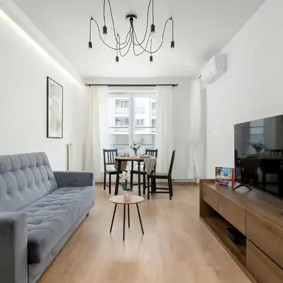 Klimatyzowany Apartament z Balkonem i Przestrzenią do Pracy Lokalizacja Blisko Wisły by Noclegi Renters