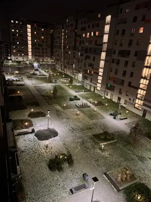 a view of a courtyard in a city at night at Mieszkanie z parkingiem podziemnym Przewóz Podgórze in Kraków