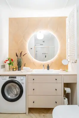 a bathroom with a washing machine and a mirror at Beautiful apartment in the city center, air conditioning, elevator in Kraków