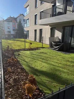 a yard with a fence in front of a building at Jasna Elegancja in Kraków
