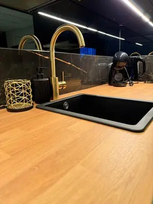 a kitchen counter with a sink and a sink at Anielski Apartament z jacuzzi i sauną NOWY 2 sypialnie Relaks & SPA in Kraków