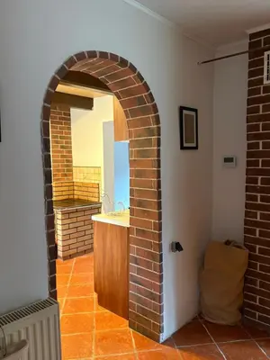 an archway in a kitchen with a sink at Dom w górach Zacisze lasu in Sucha Beskidzka