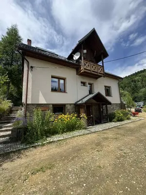 a large house with a gambrel roof at Willa pod Leskowcem - agroturystyka - pokoje pod wynajem in Jaszczurowa