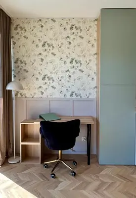 a desk with a chair and a lamp in a room at Stylowe studio z tarasem in Kraków